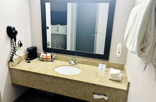 Raynham Hotel | Quality Inn Raynham - Taunton