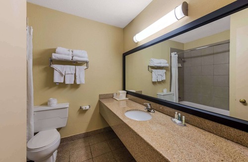 Airport Township Hotel | Quality Inn Saint Louis Airport