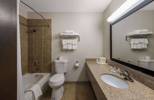 Airport Township Hotel | Quality Inn Saint Louis Airport