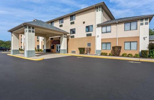 Shorewood-Tower Hills-Harbert Hotel | Quality Inn-Sawyer