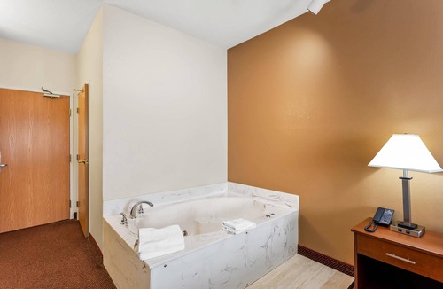 Shorewood-Tower Hills-Harbert Hotel | Quality Inn Sawyer