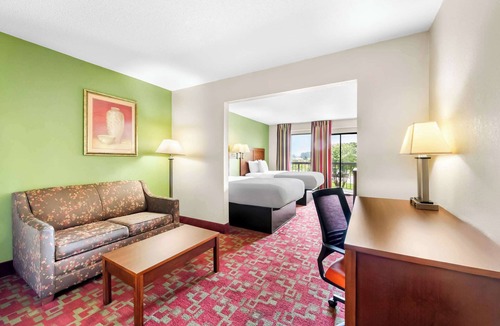 Selma Hotel | Quality Inn Selma - Smithfield