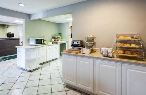 Solomons Hotel | Quality Inn Solomons - Beacon Marina