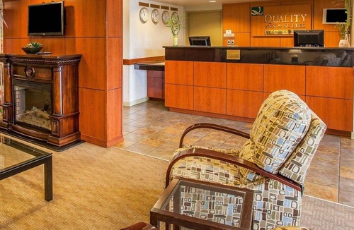 Silver Lake Hotel | Quality Inn & Suites Everett