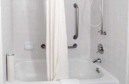 Silver Lake Hotel | Quality Inn & Suites Everett