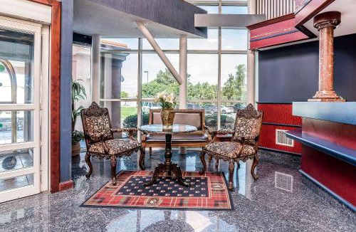 Latham Hotel | Quality Inn & Suites Albany Airport