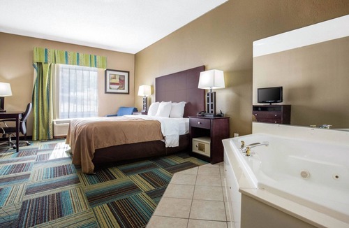Arnold Hotel | Quality Inn & Suites Arnold - St Louis