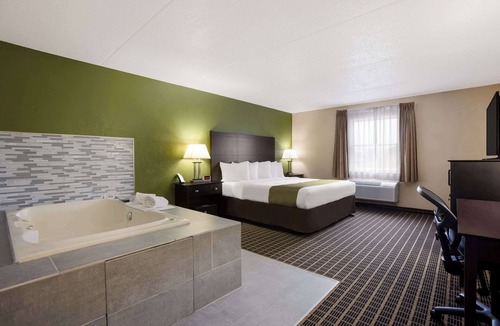 Big Rapids Hotel | Quality Inn & Suites Big Rapids near University