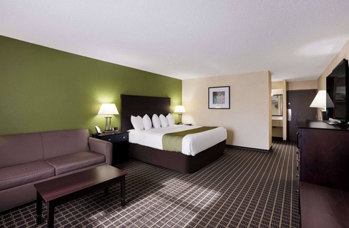 Big Rapids Hotel | Quality Inn & Suites Big Rapids near University