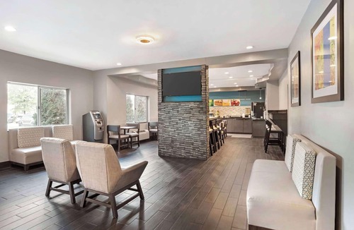 Crestline Heights Hotel | Quality Inn & Suites Birmingham - Highway 280