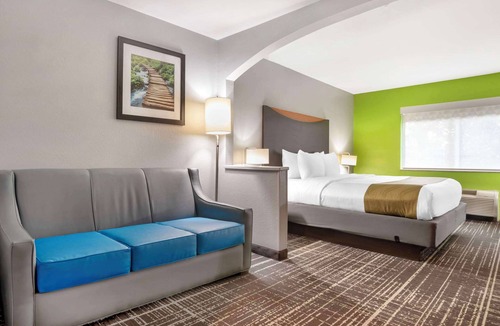 Crestline Heights Hotel | Quality Inn & Suites Birmingham - Highway 280