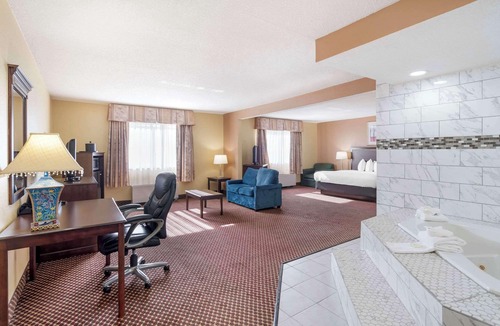 Bloomington Hotel | Quality Inn & Suites Bloomington University Area
