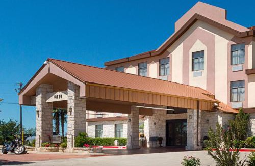 Kyle Hotel | Quality Inn & Suites Buda