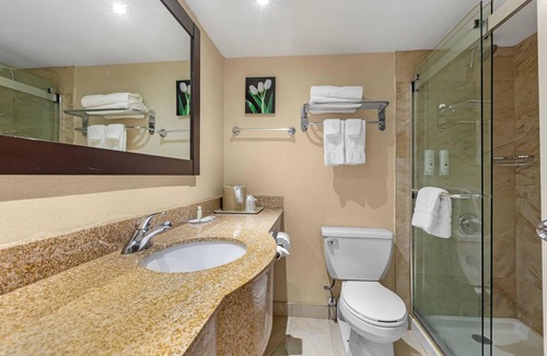Queen Street Corridor Hotel | Quality Inn & Suites