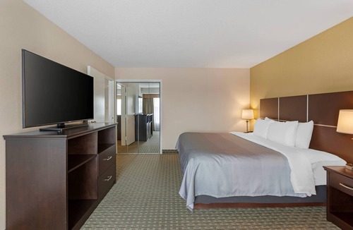 Queen Street Corridor Hotel | Quality Inn & Suites