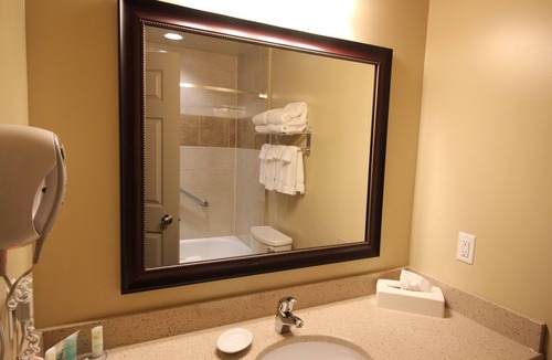 Hawkesbury Hotel | Quality Inn & Suites