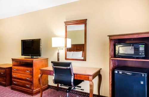 Carthage Hotel | Quality Inn & Suites Carthage near Precious Moments Chapel