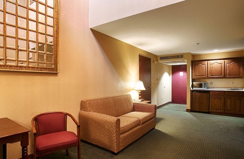 Carthage Hotel | Quality Inn & Suites Carthage near Precious Moments Chapel