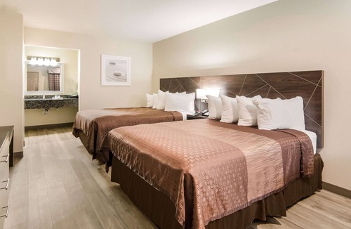 Old East Dallas Hotel | Quality Inn & Suites Dallas - Cityplace