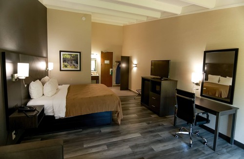 Danbury Hotel | Quality Inn & Suites Danbury near University