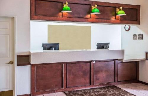 Dixon Hotel | Quality Inn & Suites Dixon near I-88