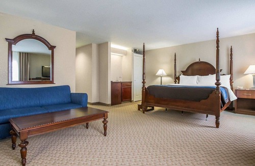 Dixon Hotel | Quality Inn & Suites Dixon near I-88