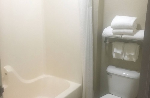 Dixon Hotel | Quality Inn & Suites Dixon near I-88