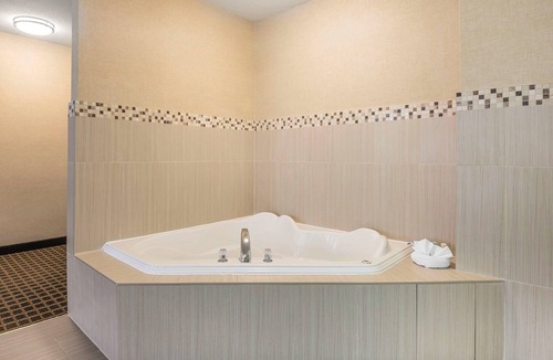 Windsor Hotel | Quality Inn & Suites Downtown Windsor