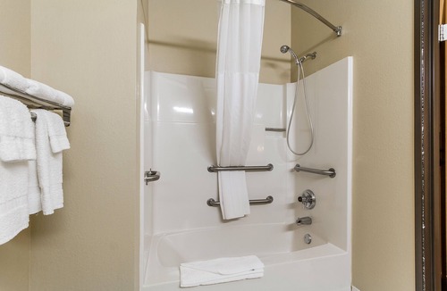 Eau Claire Hotel | Quality Inn & Suites Eau Claire University Area