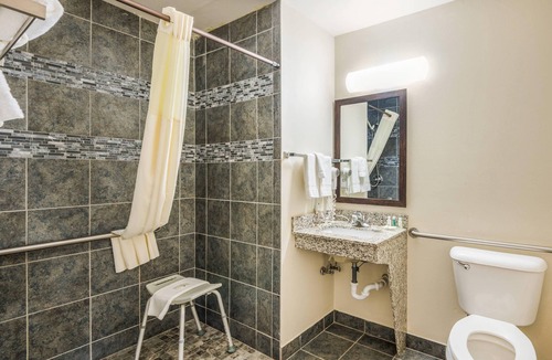 Eldridge Hotel | Quality Inn & Suites Eldridge Davenport North