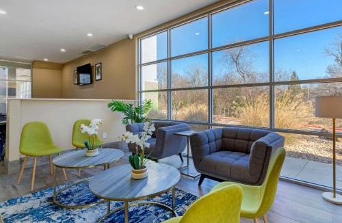 Elgin Hotel | Quality Inn & Suites Elgin