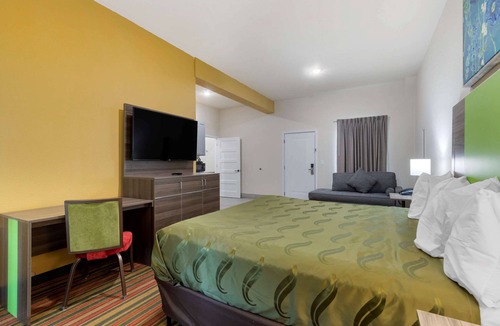 Elgin Hotel | Quality Inn & Suites Elgin