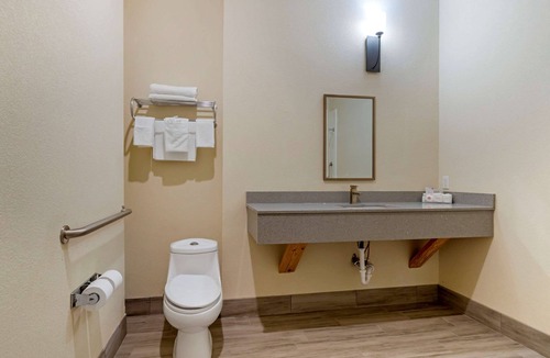 Elgin Hotel | Quality Inn & Suites Elgin