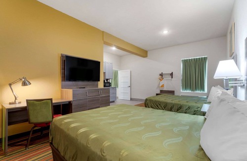 Elgin Hotel | Quality Inn & Suites Elgin