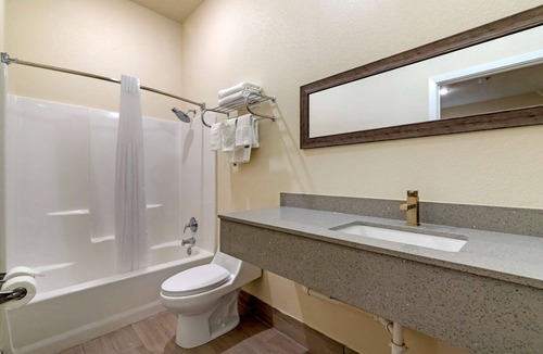 Elgin Hotel | Quality Inn & Suites Elgin