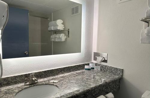 Silver Lake Hotel | Quality Inn & Suites Everett