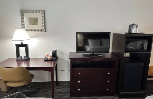 Silver Lake Hotel | Quality Inn & Suites Everett