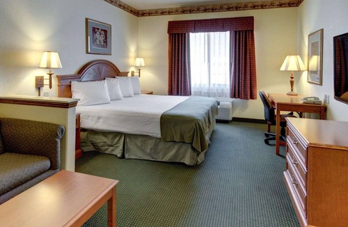 Glen Rose Hotel | Quality Inn & Suites Glen Rose