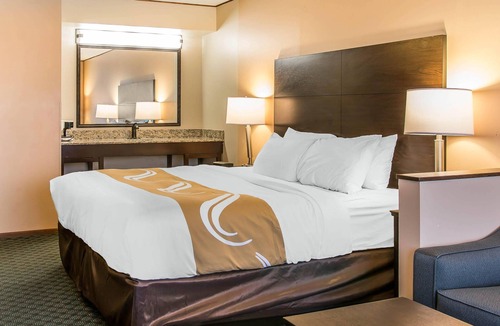 Houghton Hotel | Quality Inn & Suites Houghton Downtown