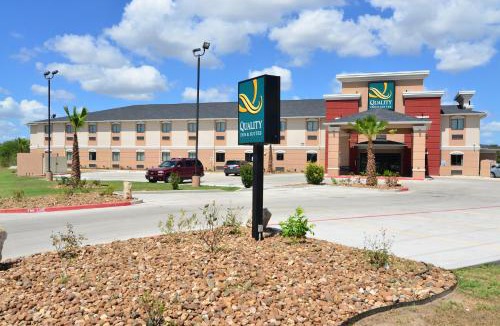 Kenedy Hotel | Quality Inn & Suites Kenedy - Karnes City