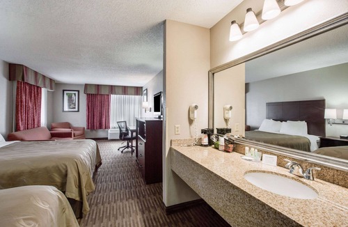 Lawrence Hotel | Quality Inn & Suites Lawrence - University Area