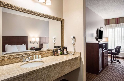 Lawrence Hotel | Quality Inn & Suites Lawrence - University Area