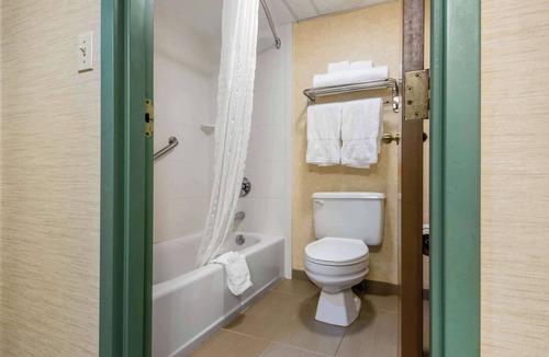 Mansfield Hotel | Quality Inn & Suites Mansfield