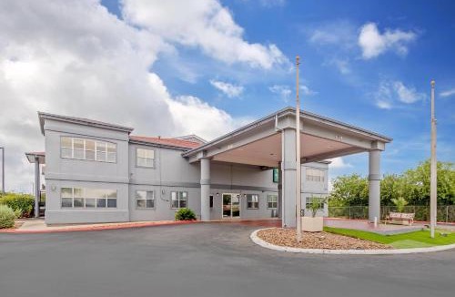 Wetmore Hotel | Quality Inn & Suites near six flags and medical center