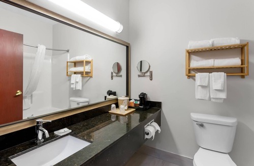 Niles Hotel | Quality Inn & Suites Niles