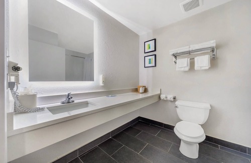 Morrisville Hotel | Quality Inn & Suites NJ State Capital Area