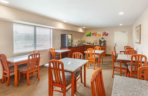 Mira Costa Hotel | Quality Inn & Suites Oceanside near Camp Pendleton