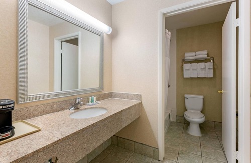 Mira Costa Hotel | Quality Inn & Suites Oceanside near Camp Pendleton