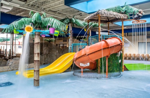 Batavia Hotel | Quality Inn & Suites Palm Island Indoor Waterpark
