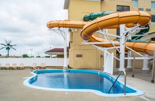 Batavia Hotel | Quality Inn & Suites Palm Island Indoor Waterpark